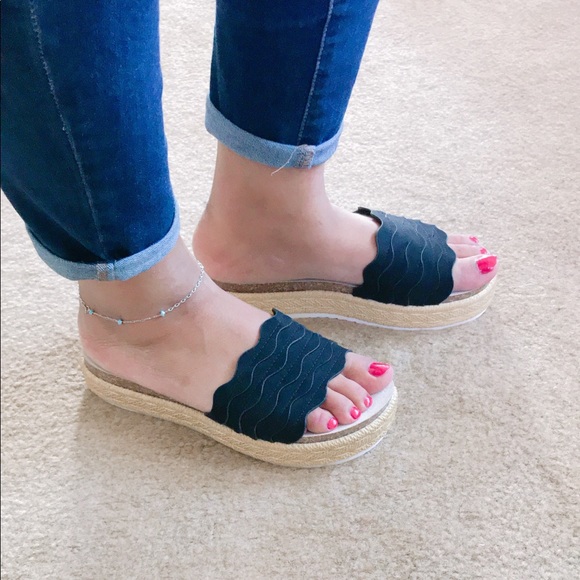 LADIES SCALLOPED ESPADRILLE CORK SLIDES.BLACK - Picture 2 of 3